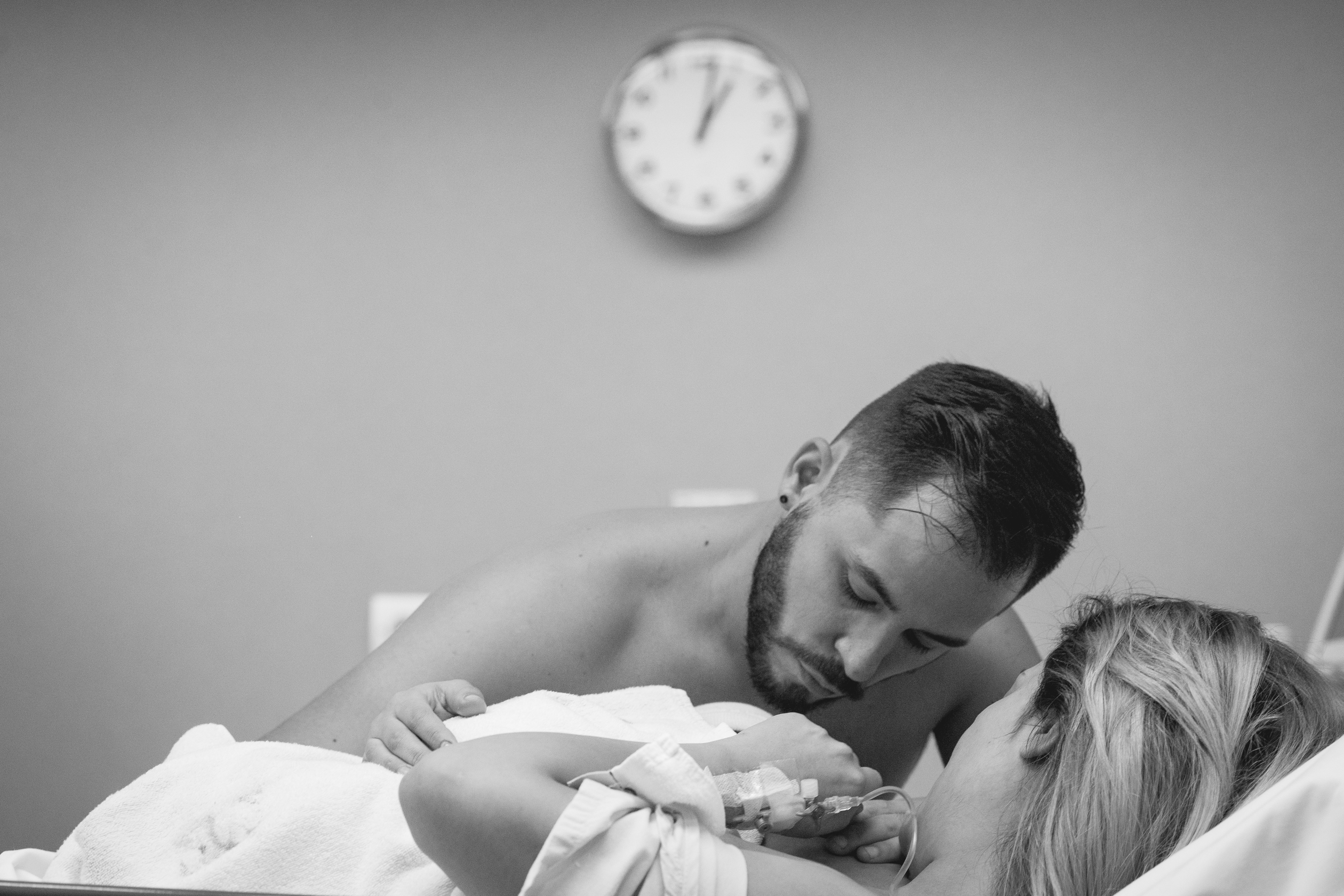 Fotógrafa de partos Un papá mirando a su bebé