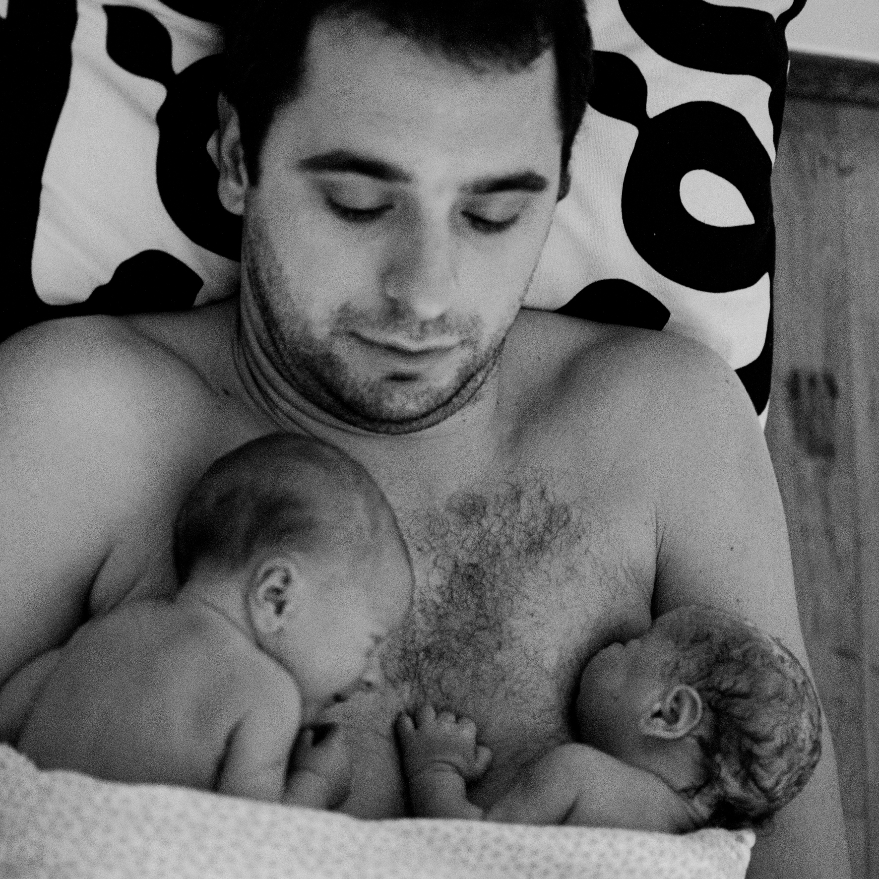 Fotógrafa de partos Un papá haciendo piel con piel con sus bebés recién nacidos